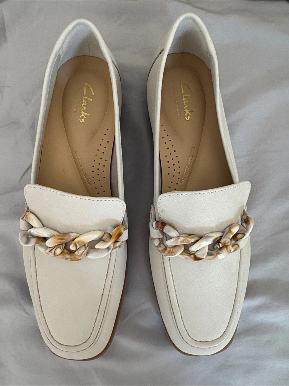 Clarks Cream Chain-Trim Leather Slip-On Loafers Size 6